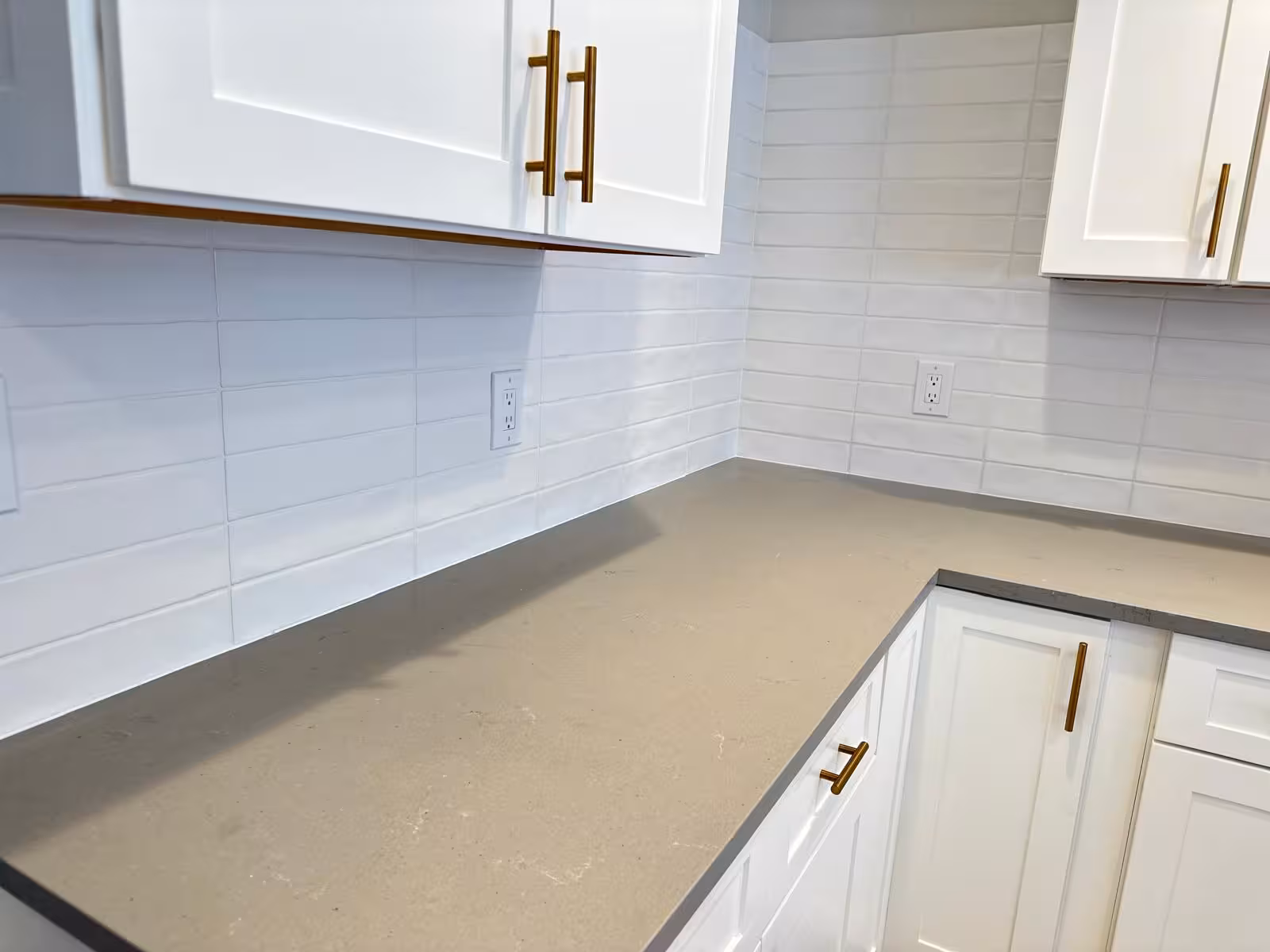 Vertical Subway Modern Twist - Ceramic backsplash in Aurora